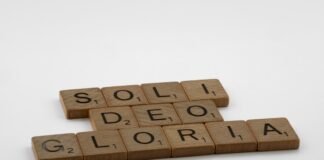 La guerra redefine la memoria colectiva: cómo la Generación Z ucraniana vive entre dos tragedias scrabble tiles spelling the word solei deo gloria