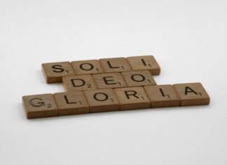 La guerra redefine la memoria colectiva: cómo la Generación Z ucraniana vive entre dos tragedias scrabble tiles spelling the word solei deo gloria