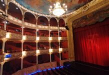 El teatro español redescubre a las mujeres pioneras de la Transición democrática a room with a stage and a curtain