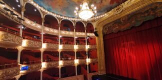 El teatro español redescubre a las mujeres pioneras de la Transición democrática a room with a stage and a curtain