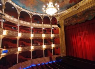 El teatro español redescubre a las mujeres pioneras de la Transición democrática a room with a stage and a curtain