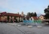 El dilema del patrimonio histórico español ante la demanda europea de litio: desarrollo sostenible vs. conservación cultural a town square with a fountain in the middle of it