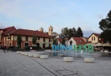 El dilema del patrimonio histórico español ante la demanda europea de litio: desarrollo sostenible vs. conservación cultural a town square with a fountain in the middle of it