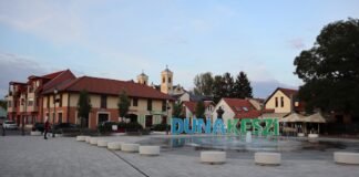 El dilema del patrimonio histórico español ante la demanda europea de litio: desarrollo sostenible vs. conservación cultural a town square with a fountain in the middle of it