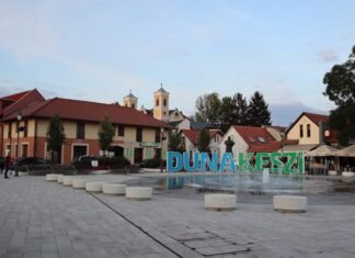 El dilema del patrimonio histórico español ante la demanda europea de litio: desarrollo sostenible vs. conservación cultural a town square with a fountain in the middle of it