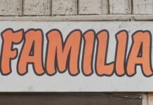 La reconciliación familiar como proceso natural: Cuando los lazos de sangre superan las diferencias a white sign with orange writing on it