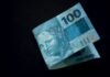 La brecha de riqueza se amplía: cómo los grandes patrimonios españoles navegan en aguas turbulentas A close up of a paper money bill