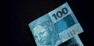 La brecha de riqueza se amplía: cómo los grandes patrimonios españoles navegan en aguas turbulentas A close up of a paper money bill
