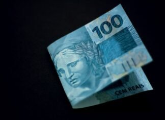 La brecha de riqueza se amplía: cómo los grandes patrimonios españoles navegan en aguas turbulentas A close up of a paper money bill