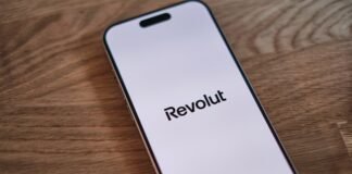 La Revolución Silenciosa: Cómo la Salud Animal Impulsa la Innovación del Siglo XXI A cell phone sitting on top of a wooden table
