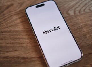 La Revolución Silenciosa: Cómo la Salud Animal Impulsa la Innovación del Siglo XXI A cell phone sitting on top of a wooden table