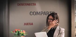 La estrategia conservadora de las empresas españolas: prioridad al accionista frente al crecimiento orgánico woman in black and white striped long sleeve shirt holding white ceramic mug