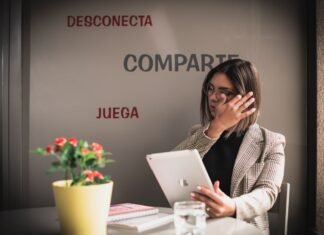 La estrategia conservadora de las empresas españolas: prioridad al accionista frente al crecimiento orgánico woman in black and white striped long sleeve shirt holding white ceramic mug