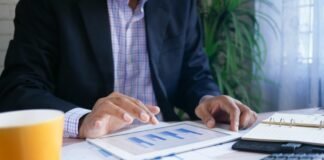 El Desafío del Crecimiento Empresarial: Cómo las PYME Españolas Pueden Superar sus Limitaciones Estructurales person in black suit jacket holding white tablet computer