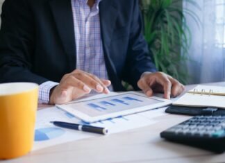 El Desafío del Crecimiento Empresarial: Cómo las PYME Españolas Pueden Superar sus Limitaciones Estructurales person in black suit jacket holding white tablet computer