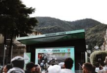 OpenStreetMap se consolida como herramienta clave para el desarrollo sostenible mundial A group of people standing in front of a large screen