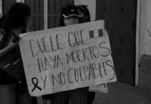 El desafío de la integración: cuando la identidad nacional se convierte en una cuestión pendiente grayscale photo of woman holding white printer paper