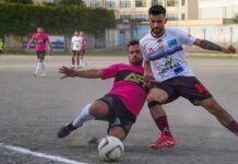 Antonio Valencia inicia nueva etapa profesional como comentarista en el Mundial de Qatar Two men playing soccer on a dirt field.