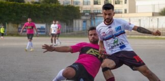 Antonio Valencia inicia nueva etapa profesional como comentarista en el Mundial de Qatar Two men playing soccer on a dirt field.