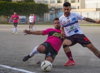 Antonio Valencia inicia nueva etapa profesional como comentarista en el Mundial de Qatar Two men playing soccer on a dirt field.