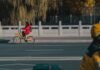 La Seguridad Vial de los Repartidores: Un Desafío Creciente en las Ciudades Españolas A person riding a bike on a city street