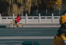 La Seguridad Vial de los Repartidores: Un Desafío Creciente en las Ciudades Españolas A person riding a bike on a city street