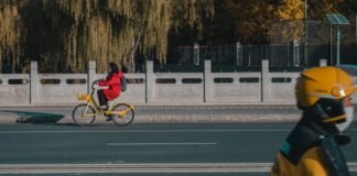 La Seguridad Vial de los Repartidores: Un Desafío Creciente en las Ciudades Españolas A person riding a bike on a city street
