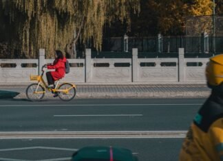 La Seguridad Vial de los Repartidores: Un Desafío Creciente en las Ciudades Españolas A person riding a bike on a city street