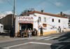 La magia del fútbol: cuando los ídolos trascienden el deporte con gestos que tocan el corazón People sitting outside a wine and tapas bar