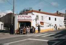 La magia del fútbol: cuando los ídolos trascienden el deporte con gestos que tocan el corazón People sitting outside a wine and tapas bar