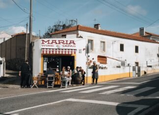 La magia del fútbol: cuando los ídolos trascienden el deporte con gestos que tocan el corazón People sitting outside a wine and tapas bar