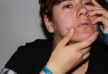 La ciencia tiene rostro femenino: cinco investigadoras españolas menores de 40 años destacan por su excelencia científica man in black shirt with blue and yellow silicone band
