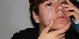 La ciencia tiene rostro femenino: cinco investigadoras españolas menores de 40 años destacan por su excelencia científica man in black shirt with blue and yellow silicone band