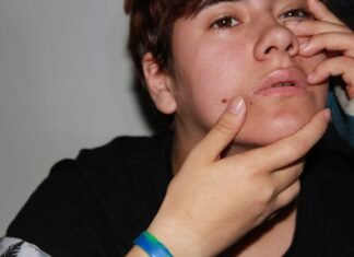 La ciencia tiene rostro femenino: cinco investigadoras españolas menores de 40 años destacan por su excelencia científica man in black shirt with blue and yellow silicone band