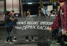 El impacto económico de la inmigración en España: motor de crecimiento y transformación social people sitting on black skateboard during daytime