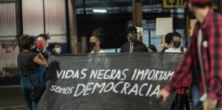 El impacto económico de la inmigración en España: motor de crecimiento y transformación social people sitting on black skateboard during daytime