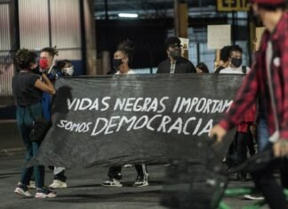 El impacto económico de la inmigración en España: motor de crecimiento y transformación social people sitting on black skateboard during daytime