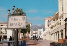 La expansión de Mohari en España: estrategia de diversificación más allá del sector hotelero de lujo Plaza espana sign with buildings and mountains.
