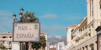 La expansión de Mohari en España: estrategia de diversificación más allá del sector hotelero de lujo Plaza espana sign with buildings and mountains.