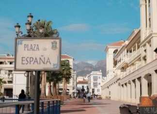 La expansión de Mohari en España: estrategia de diversificación más allá del sector hotelero de lujo Plaza espana sign with buildings and mountains.