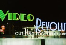Revolución en el pago móvil: La tecnología wearable transforma los hábitos de consumo en España a neon sign that reads video revolu