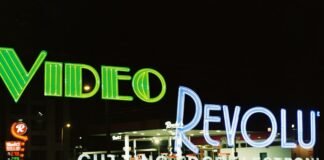 Revolución en el pago móvil: La tecnología wearable transforma los hábitos de consumo en España a neon sign that reads video revolu
