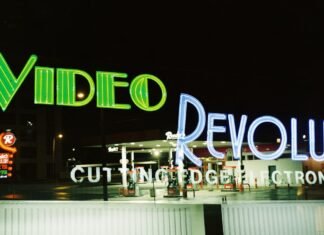Revolución en el pago móvil: La tecnología wearable transforma los hábitos de consumo en España a neon sign that reads video revolu