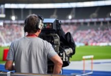 La programación deportiva televisiva define el panorama competitivo del fin de semana a man with headphones on sitting in front of a camera