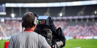 La programación deportiva televisiva define el panorama competitivo del fin de semana a man with headphones on sitting in front of a camera