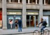 Banco Sabadell cierra el capítulo TSB con una venta estratégica de 3.300 millones al Santander people walking on sidewalk near building during daytime