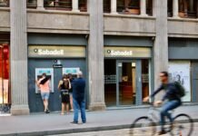 Banco Sabadell cierra el capítulo TSB con una venta estratégica de 3.300 millones al Santander people walking on sidewalk near building during daytime