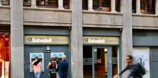Banco Sabadell cierra el capítulo TSB con una venta estratégica de 3.300 millones al Santander people walking on sidewalk near building during daytime