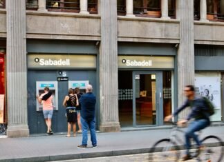 Banco Sabadell cierra el capítulo TSB con una venta estratégica de 3.300 millones al Santander people walking on sidewalk near building during daytime