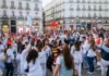 Madrid se moviliza el Día del Trabajador: análisis de las reivindicaciones laborales actuales A large group of people walking down a street